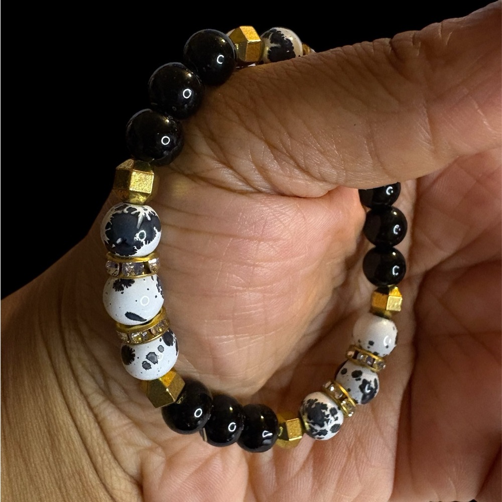 Elegant Black and White Beaded Bracelet